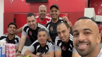 لفتة إنسانية من أفشة تجاه عمال النادي الأهلي تعكس روح العائلة بالفريق